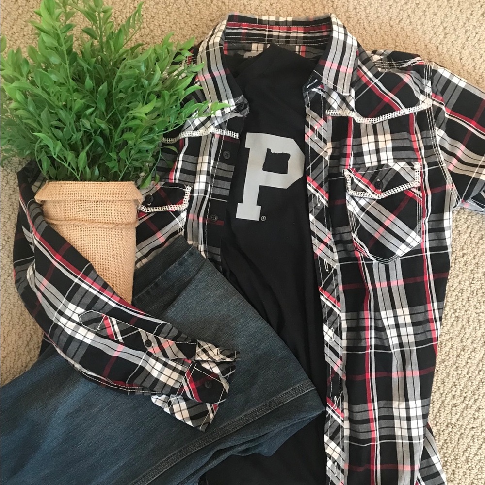 Men’s black and red plaid shirt 👕 long sleeve